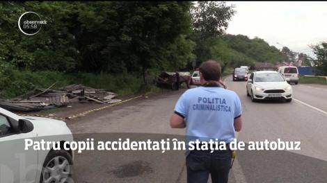 Un individ beat a prăbuşit acoperişul unui refugiu dintr-o staţie de autobuz peste patru fraţi