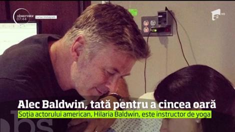 Actorul Alec Baldwin, cunoscut pentru parodiile în care îl satirizează pe Donald Trump, a devenit tată