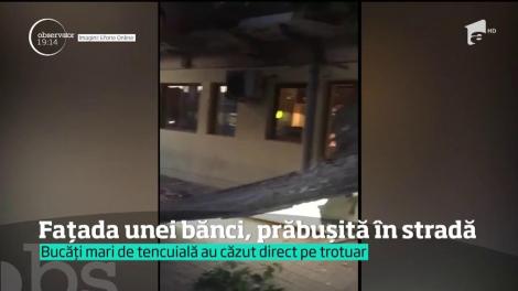 Imagini uluitoare au fost surprinse în Eforie Nord. Întreaga faţadă a unei clădiri în care funcţionează şi o bancă s-a prăbuşit