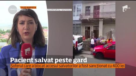Situație șocantă la Cluj! Un pacient a fost cărat cu scaunul peste un gard ca să ajungă la ambulanță!