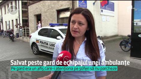 Parcare neglijentă în Cluj! Un şofer a blocat cu maşina locuinţa unui bărbat care avea nevoie de ambulanţă