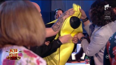 Chefii au aflat misterul bananei care îi bântuie!: ”Prindeți-l! Se ține după noi de ani de zile”