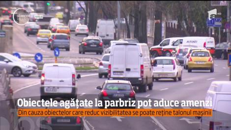 Obiectele agățate la parbriz pot aduce amenzi