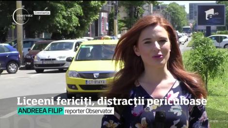 Distracţie cu peripeţii pentru mai mulţi elevi din Constanţa! Au sărbătorit absolvirea liceului în maşini împodobite cu baloane, pe străzile oraşului, ieşiţi pe geam