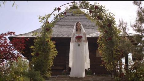 Sonia (Michaela Prosan) îl așteaptă în rochie de miereasă pe Alex (Petru Păun)