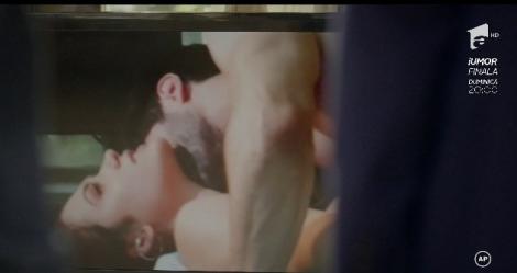 Ioan (Vlad Gherman) îi arată lui Tudor Caragea (Adrian Titieni) clipul sexy în care Alex (Petru Păun) se află în pat cu Sonia (Michaela Prosan)