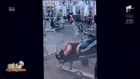 Toți au încremenit! Ce exercițiu bizar face un bărbat la sală!