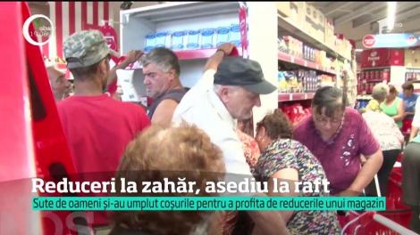 Sute de oameni și-au umplut coșurile pentru a profita de reducerile unui magazin din Dărmănești, județul Dâmbovița