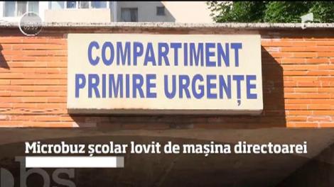 15 elevi din Vaslui au fost la un pas de moarte după ce microbuzul şcolar care îi transporta spre case a fost lovit de un autoturism
