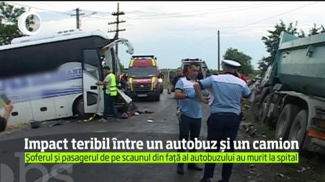 Impact violent între un autobuz şi o basculantă pe o şosea din Arad