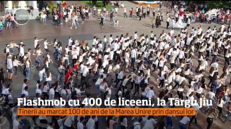 Flashmob în costume tradiţional şi cu muzică populară, la Târgu Jiu