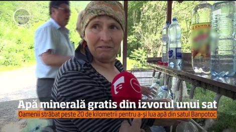 Apă minerală gratis pentru români, direct de la sursă! De unde se aprovizionează oamenii: "Luăm aproape 50 de sticle din astea la 2 l, 2l jumătate"