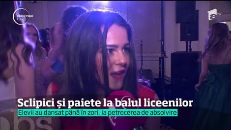 Sclipici și paiete la balul liceenilor