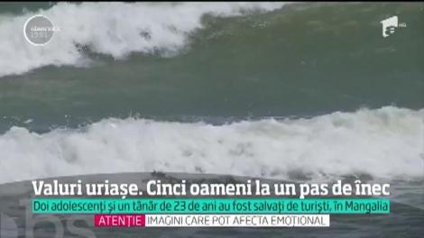 Valuri uriașe. Cinci oameni la un pas de înec