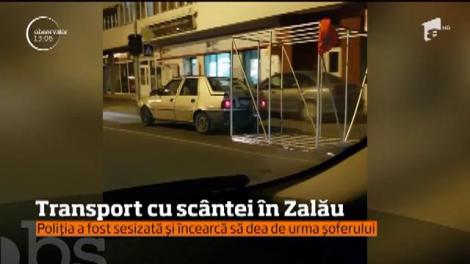 Transport cu scântei, în Zalău! Un şofer a fost filmat în timp tracta cu maşina un cadru metalic de mari dimensiuni