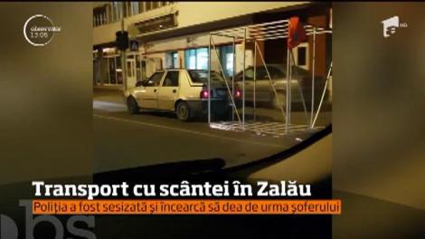 Transport cu scântei, în Zalău! Un şofer a fost filmat în timp tracta cu maşina un cadru metalic de mari dimensiuni