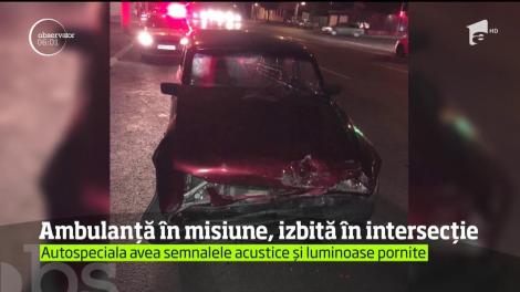 Ambulanță în misiune, izbită în intersecție