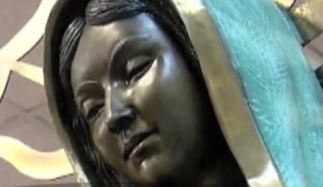 Te trec fiori! Mai mulți credincioși au descoperit o statuie a Fecioarei Maria care lăcrimează: "I-am șters ochii, s-au umezit la loc..."
