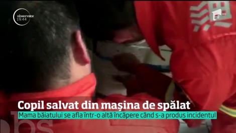 Un băiat de patru ani a rămas blocat zeci de minute în maşina de spălat