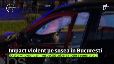 Accident grav în Bucureşti. Două persoane au ajuns la spital dupa ce şoferul unei maşini a intrat pe roşu într-o intersecţie