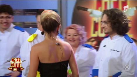 Chef Scărlătescu, „ștampilat” de Gina! Sărutul așteptat de toată lumea! „Nu mai știu cum e să fii fericit, nimeni nu m-a mai aruncat în sus! În cinci sezoane nu m-a luat nimeni în braţe!”