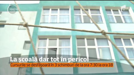 Cei şapte sute cincizeci de elevi ai şcolii care a ars, s-au întors la cursuri tot în pericol