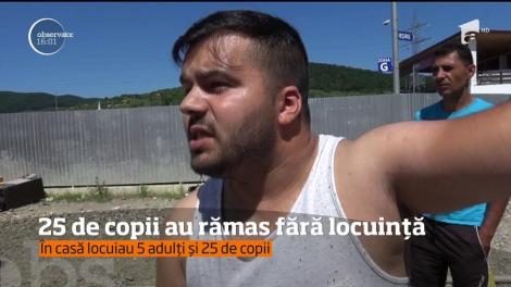 25 de copii au rămas pe drumuri, după ce casa în care locuiau a luat foc! Stăteau înghesuiți în adevărate cutii de chibrituri!