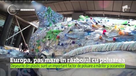 Comisia Europeană declară război obiectelor de plastic de unică folosinţă care poluează mările şi plajele lumii