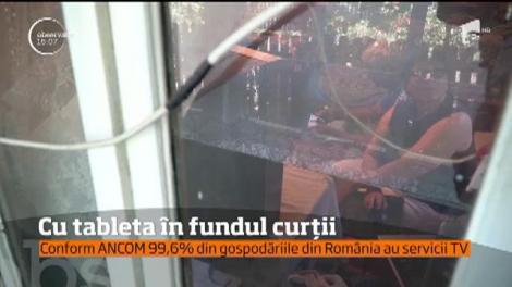 Nu au toalete în casă, dar compensează prin tehnologie!