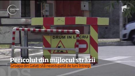 Pericolul din mijlocul străzii. Groapa din Galați stă neastupată de luni întregi