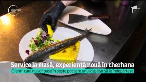 Festin la cherhanalele de pe litoral. Service la masă: tranşarea şi dezosarea peştelui &icirc;n faţa clientului