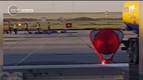 Imagini neobişnuite pe Aeroportul din Timişoara. Un transport de bagaje s-a răsturnat pe pistă. Camerele de supraveghere au surprins totul!