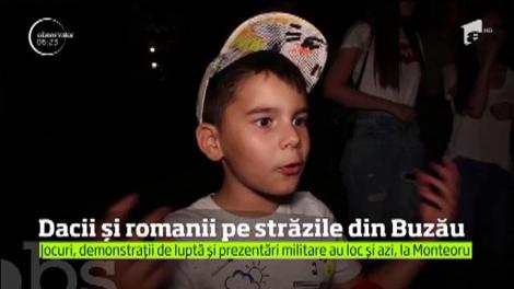Dacii şi romanii au coborât din cărţile de istorie şi au făcut spectacol pe străzile din Buzău