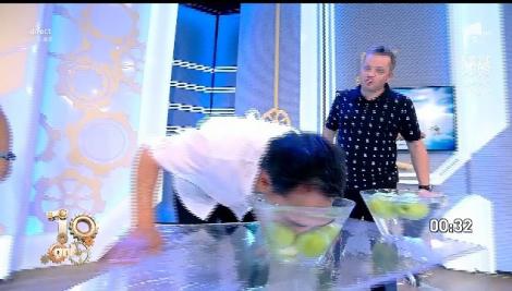 Jocurile copilăriei - pescuitul de mere cu gura. Matinalii de la Neatza s-au udat pănă la piele!