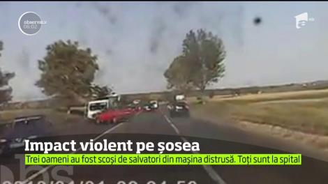 Impact violent pe șosea. Trei oameni au fost scoși de salvatori din mașina distrusă. Toți sunt la spital