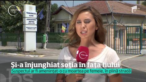 Și-a înjunghiat soția în fața fiului. Vecinii spun că bărbatul obișnuiește să bea și devine violent