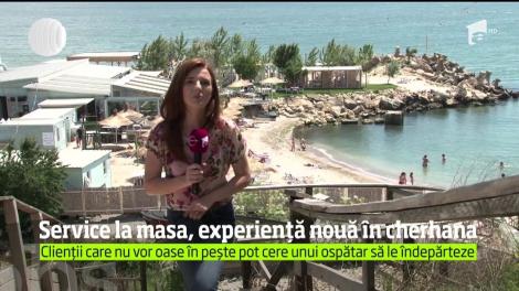 Service la masă, experiență nouă în cherhana. Clienții care nu vor oase în pește pot cere unui ospătar să le îndepărteze