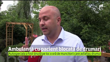 Ambulanță cu pacient blocată de drumari. Oamenii spun că ruta ocolitoare ar fi fost impracticabilă