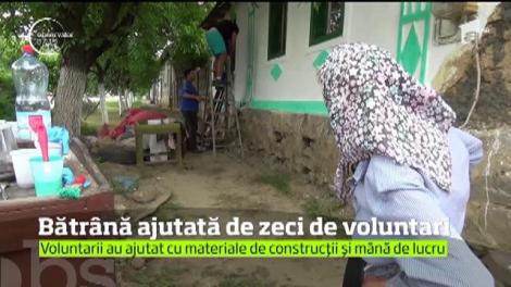 Bătrână ajutată de zeci de voluntari. Casa afectată de inundații a unei bătrâne din Caraș-Severin este refăcută