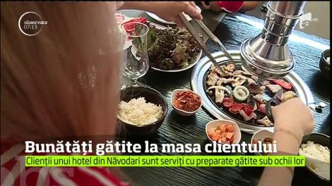 Bunătați gătite la masa clientului. Clienții unui hotel din Năvodari sunt serviți cu preparate gătite sub ochii lor