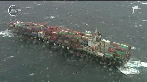 Navă-cargo lovită de furtună. 83 de containere au ajuns în ocean, iar altele și-au pierdut conținutul