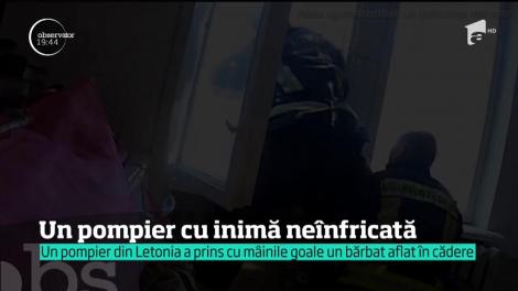 Scene uluitoare. Un pompier prinde cu mâinile goale un bărbat aflat în cădere
