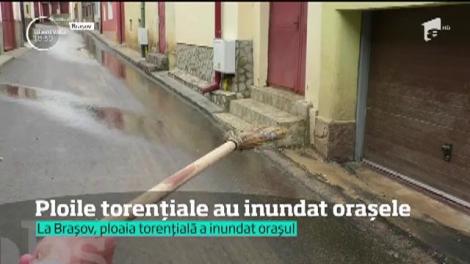 Ploiele torențiale au inundat orașele. Temperaturile au scăzut brusc