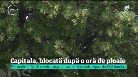 O furtună de o oră a blocat Capitala. Apa a inundat mai multe străzi