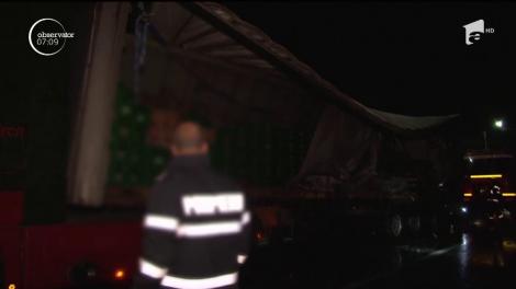 Zeci de lăzi cu sticle de bere s-au împrăştiat pe Drumul Naţional 72, în Dâmboviţa, după ce tirul care le transporta a intrat în coliziune cu un alt mastodont