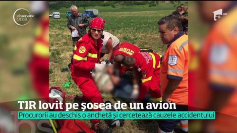 Pe o şosea din România, un TIR a fost lovit de un avion!