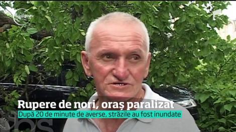 Orașul din România în care s-a dezlănțuit Iadul! O furtună puternică a pus arborii la pământ și a inundat străzile