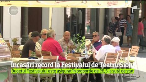 Zeci de mii de turişti umplu hotelurile, restaurantele şi străzile ca să asiste la un eveniment cultural unic în ţară