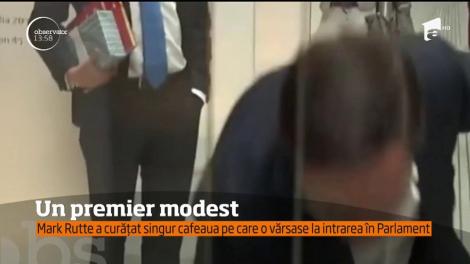 Premierul olandez a şters cu mopul cafeaua pe care o vărsase la intrarea în Parlament