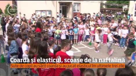 Jocurile coarda și elasticul, scoase de la naftalină în curtea unei școli din Târgu Mureș